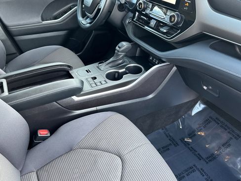 Used 2023 Toyota Highlander L image 19