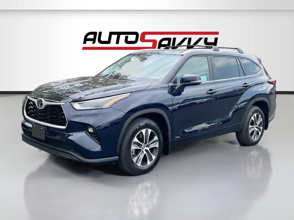 Used 2025 Toyota Highlander XLE AWD/4WD image 3