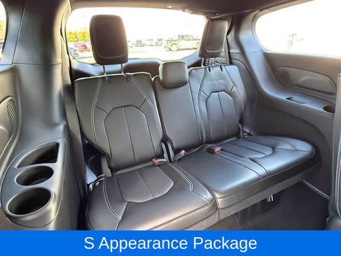 Used 2023 Chrysler Pacifica Touring-L w/ Uconnect Theater Family Group image 17