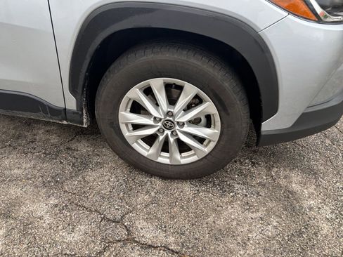 Used 2025 Toyota Corolla Cross LE image 28