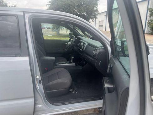 Used 2019 Toyota Tacoma TRD Sport w/ Technology Package RWD image 16