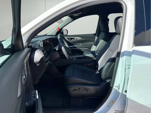 Used 2025 Chevrolet Traverse LT w/ Midnight/Sport Edition image 10