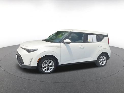 Used 2025 Kia Soul LX w/ LX Technology Package FWD image 8