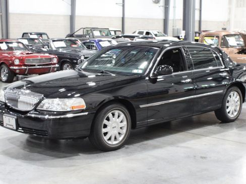 Used 2006 Lincoln Town Car Signature Limited RWD image 2