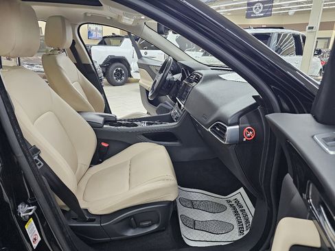 Used 2017 Jaguar F-PACE Premium image 21