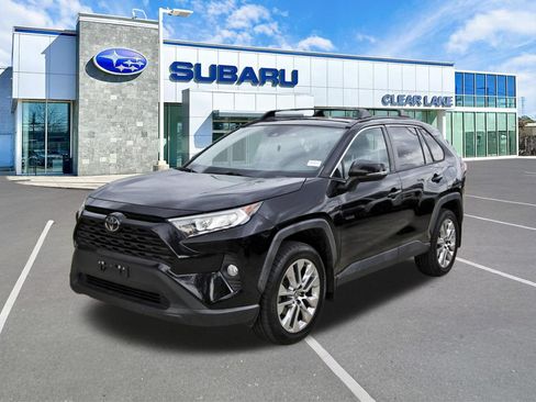 Used 2021 Toyota RAV4 XLE Premium FWD image 3