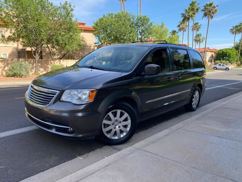 Used 2016 Chrysler Town & Country Touring image 15