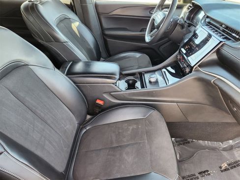 Used 2023 Jeep Grand Cherokee Altitude image 31