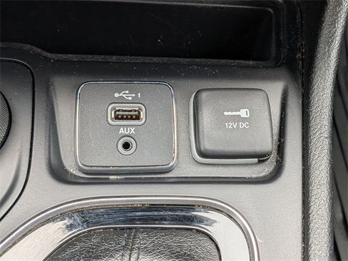 Used 2019 Jeep Cherokee Limited w/ Technology Group image 21