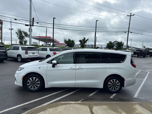 Used 2023 Chrysler Pacifica Touring-L FWD image 4