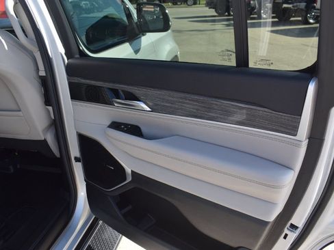 Used 2022 Jeep Wagoneer Series III w/ Flexible Seating Group RWD image 14