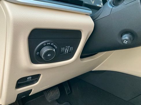 Used 2025 Jeep Grand Cherokee Limited w/ Luxury Tech Group II RWD image 15