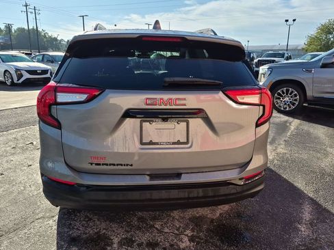 Used 2024 GMC Terrain SLE w/ Driver Convenience Package FWD image 3