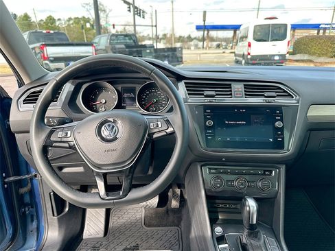 Used 2020 Volkswagen Tiguan SE image 19