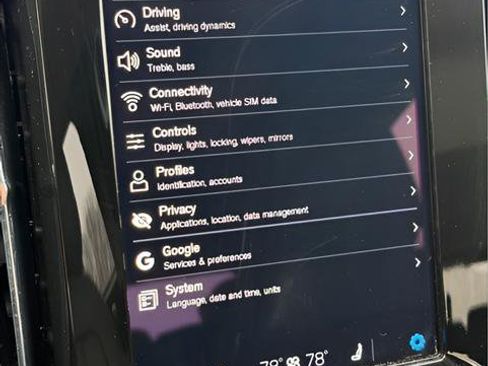 Used 2024 Volvo XC40 B5 Plus image 17