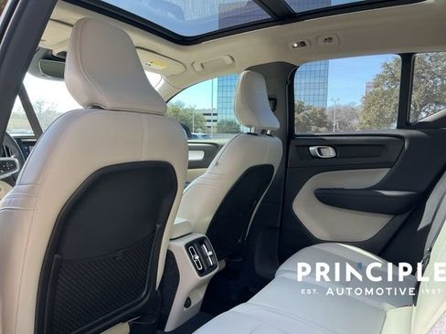 Used 2019 Volvo XC40 T5 Momentum image 29