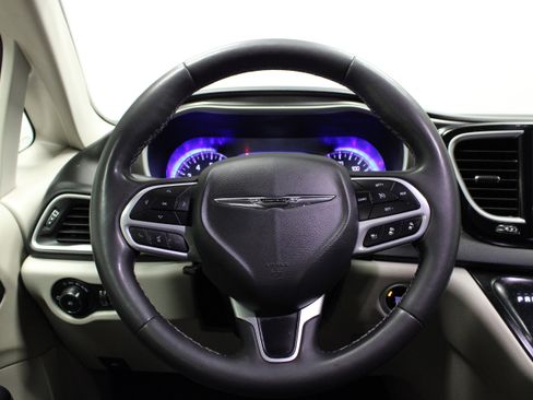 Used 2023 Chrysler Pacifica Touring-L FWD image 21