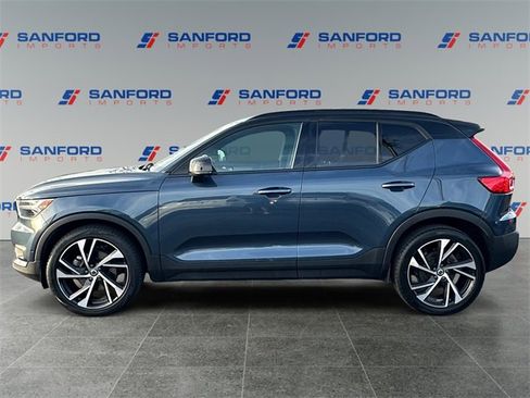 Used 2022 Volvo XC40 T5 R-Design w/ Advanced Package image 2