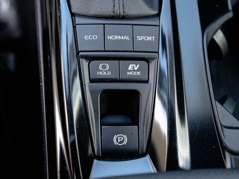 Used 2025 Toyota Camry LE AWD/4WD image 23