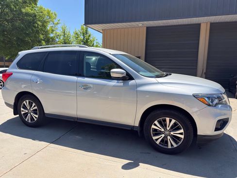 Used 2017 Nissan Pathfinder S AWD/4WD image 7