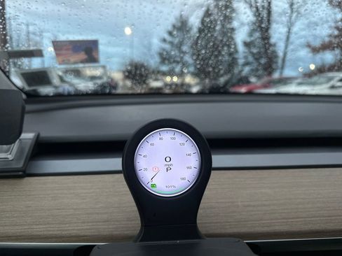 Used 2022 Tesla Model Y Long Range image 8