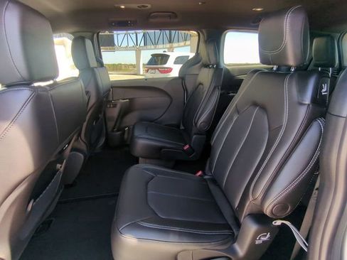 New 2026 Chrysler Pacifica Select image 17
