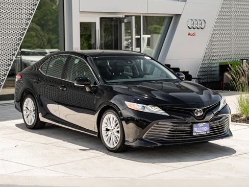 Used 2018 Toyota Camry XLE FWD image 2