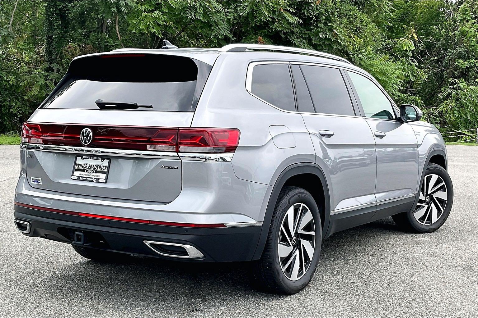 Used 2025 Volkswagen Atlas SEL AWD/4WD image 13