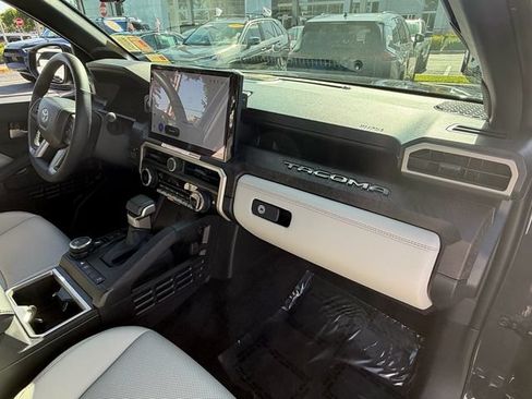 Used 2025 Toyota Tacoma Limited AWD/4WD image 18