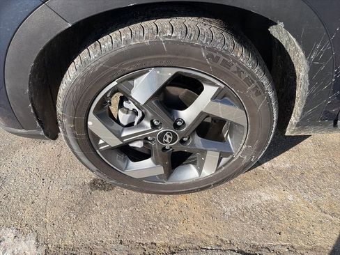 Used 2025 Hyundai Venue Limited image 21