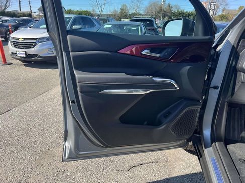 Used 2024 Chevrolet Traverse Z71 AWD/4WD image 15