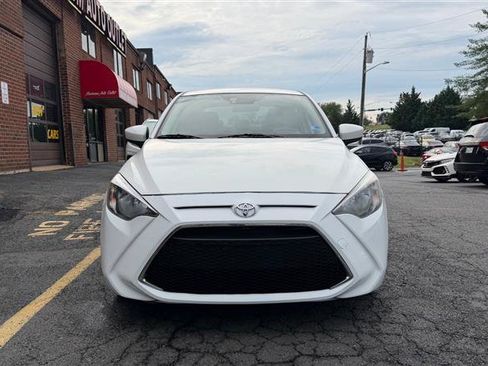 Used 2019 Toyota Yaris L FWD image 2