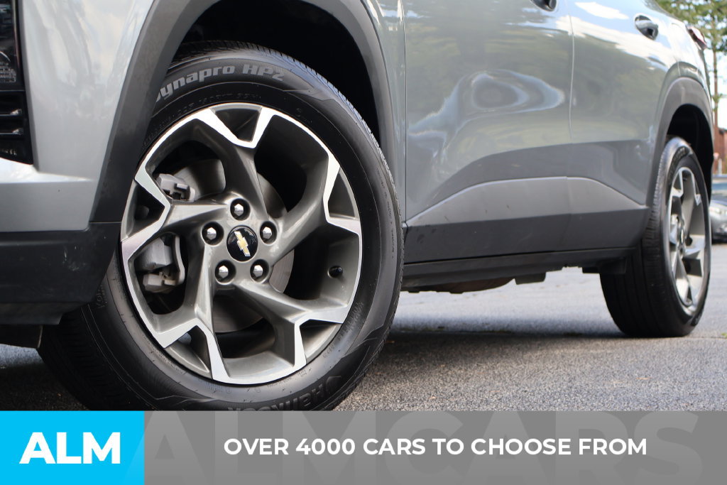 Used 2025 Chevrolet Trax LT FWD image 2