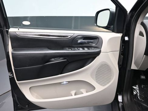 Used 2016 Dodge Grand Caravan SXT FWD image 18