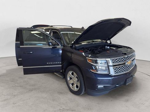 Used 2019 Chevrolet Suburban LT w/ LT Signature Package AWD/4WD image 7
