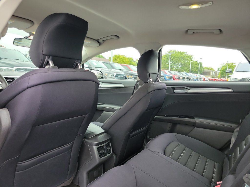 Used 2014 Ford Fusion SE FWD image 16