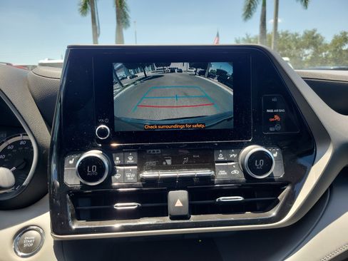 Used 2023 Toyota Highlander XLE FWD image 27