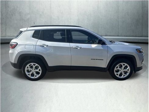 Used 2024 Jeep Compass Latitude AWD/4WD image 11