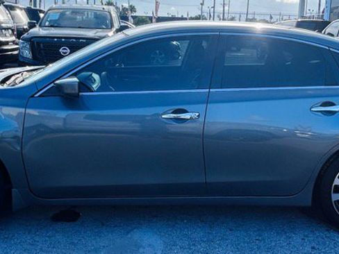 Used 2016 Nissan Altima 2.5 SR image 2