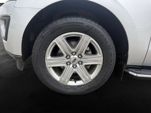 Used 2019 Ford Expedition XLT w/ Equipment Group 202A AWD/4WD image 11