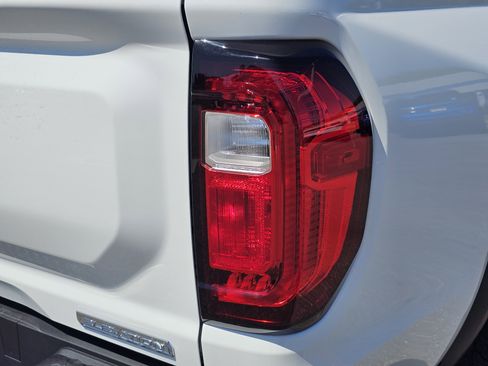 Used 2025 GMC Canyon Elevation w/ Technology Package RWD image 10