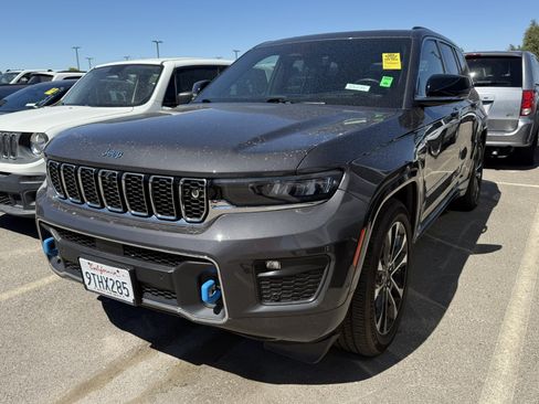 Used 2023 Jeep Grand Cherokee Overland w/ Advanced Protech Group III AWD/4WD image 3