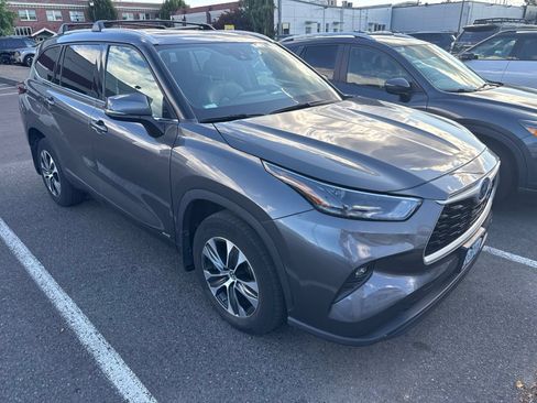 Used 2022 Toyota Highlander XLE AWD/4WD image 2
