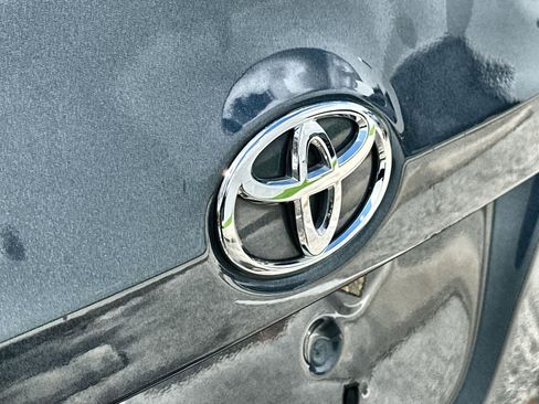 Used 2018 Toyota Corolla LE image 16