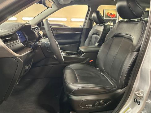 Used 2023 Jeep Grand Cherokee L Limited w/ Black Appearance Package image 15