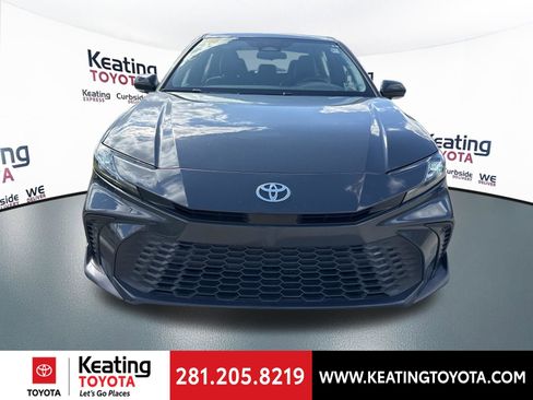 Used 2025 Toyota Camry SE image 2
