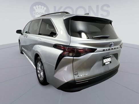 Used 2025 Toyota Sienna XLE image 8
