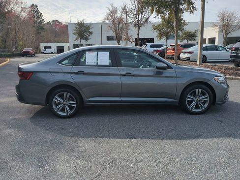 Used 2024 Volkswagen Jetta SE image 4