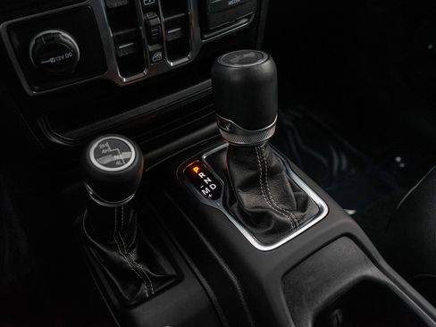 Used 2022 Jeep Wrangler Unlimited Sahara w/ LED Lighting Group AWD/4WD image 21