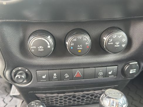 Used 2017 Jeep Wrangler Unlimited Sahara w/ Connectivity Group AWD/4WD image 6